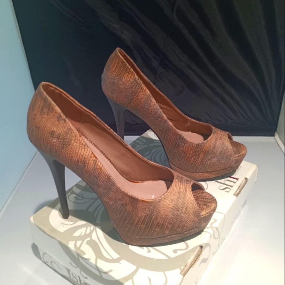 💯🔥2 Lips Too Too Fabric Platform Pump - Brown Lizard SIZE 9M- Floor Display Mo